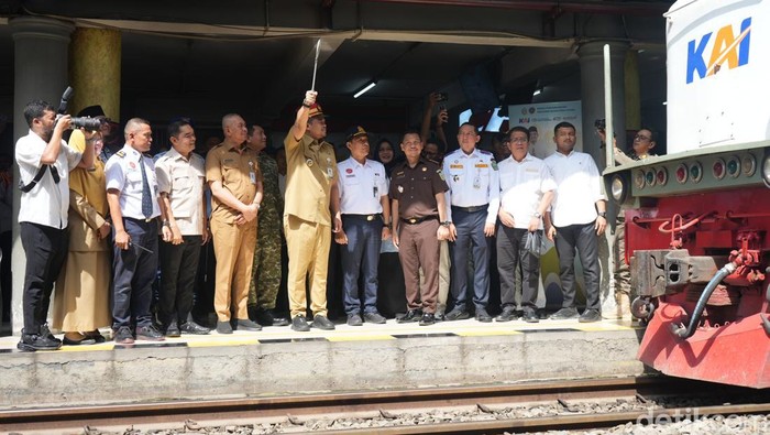 Gubsu Bobby lepas pemudik gratis di Stasiun KA Medan