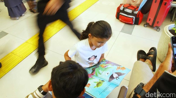 Mudik Naik Kereta Makin Seru, Pemudik Diajak Baca Buku di Stasiun Pasar Senen