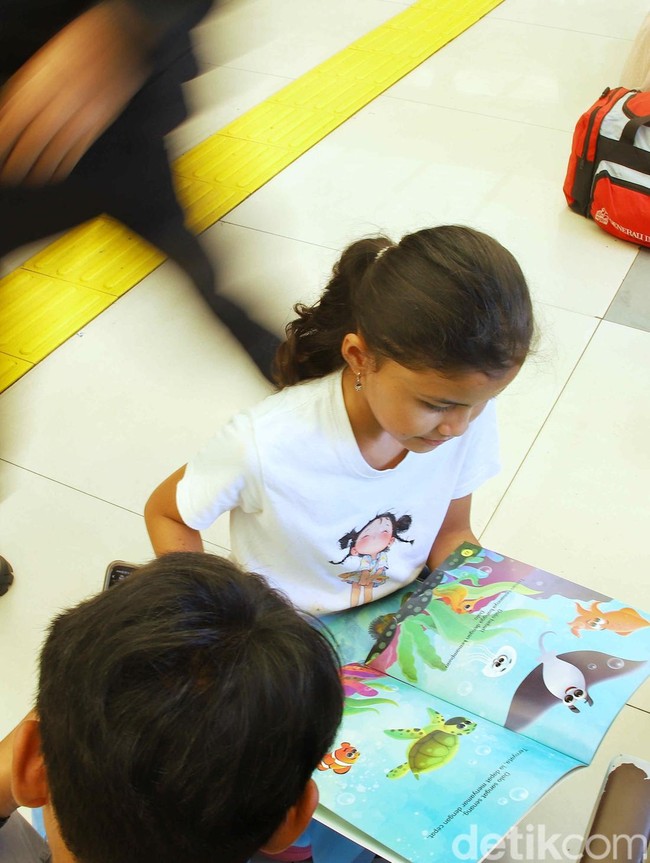 Mudik Naik Kereta Makin Seru, Pemudik Diajak Baca Buku di Stasiun Pasar Senen