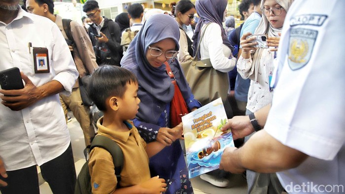 Suasana mudik Lebaran di Stasiun Pasar Senen, Jakarta Pusat, terasa berbeda. Para pemudik tidak hanya disibukkan dengan persiapan perjalanan menuju kampung halaman, tetapi juga diajak memanfaatkan waktu perjalanan dengan membaca buku melalui program “Mudik Asyik Baca Buku”.