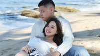 Nabilah Dozan membagikan foto maternity di Instagram. Terlihat ia dan sang suami, Verryal Rahman, menjalani foto itu di pinggir pantai. (Foto: dok Instagram nabilahrdz)