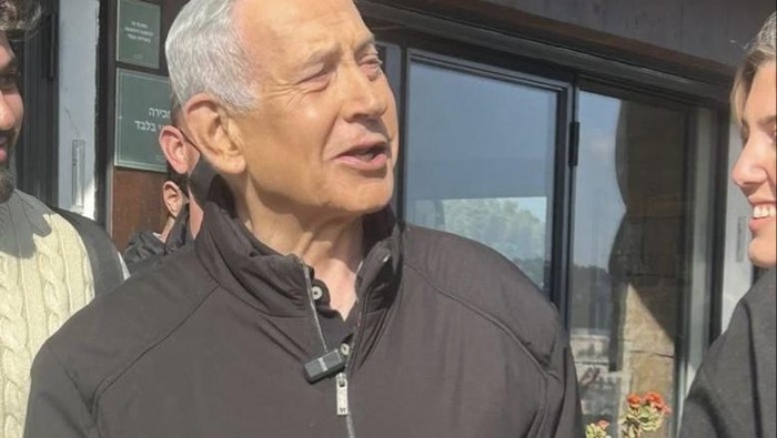 Kabar Netanyahu meninggal menggemparkan dunia. Di tengah kehebohan isu tersebut, Netanyahu muncul dalam sebuah video di dalam kafe.