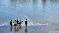 Sejumlah warga terlihat melakukan berbagai aktivitas santai seperti memancing, jogging, hingga sekadar duduk menikmati suasana di sekitar area tandon, Senin (16/3/2026).