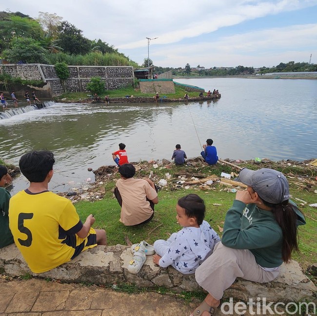 Ngabuburit Santai Warga di Tandon Lengkong Wetan