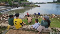 Fasilitas ini berfungsi sebagai kawasan konservasi sumber daya air sekaligus pengendali banjir dengan menampung air sebelum dialirkan ke Kali Angke.