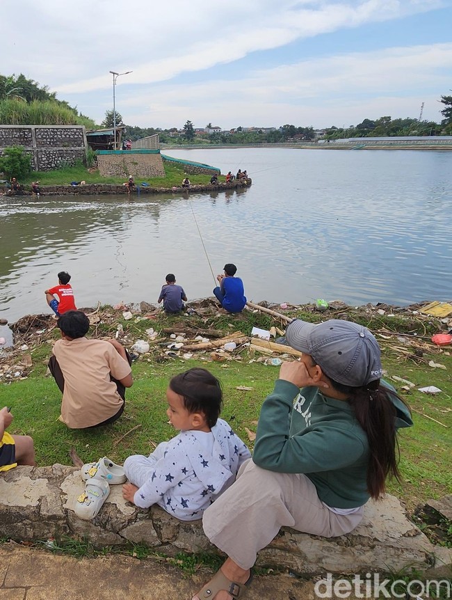 Ngabuburit Santai Warga di Tandon Lengkong Wetan