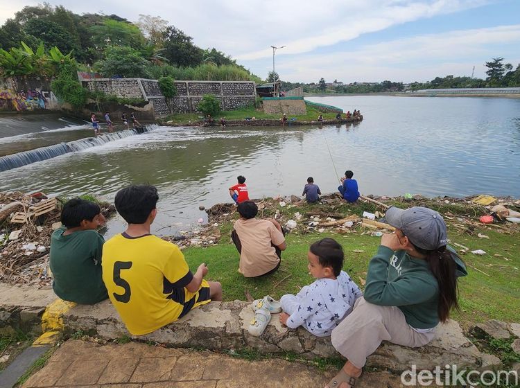 Ngabuburit Santai Warga di Tandon Lengkong Wetan