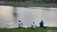 Menjelang waktu magrib, area di sekitar tandon tampak dipenuhi warga yang datang bersama keluarga maupun teman.