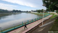 Suasana sore di Tandon Lengkong Wetan dimanfaatkan warga untuk menghabiskan waktu menjelang berbuka puasa atau ngabuburit.