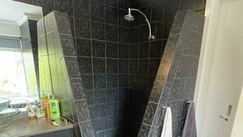Area shower dengan sekat tembok yang sangat sempit dan menjulang tinggi ini menciptakan visi buruk tentang bagaimana seseorang bisa terjatuh di dalamnya dan akan sangat sulit untuk merangkak keluar jika terjadi kecelakaan kecil. Allison Beer McKenzie via BoredPanda