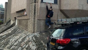 Sebuah pintu terpasang di bagian atas bangunan tanpa akses tangga atau balkon. Lebih membingungkan lagi, pintu tersebut dilengkapi slot surat seolah benar-benar digunakan. MaskedGoka98 via BoredPanda