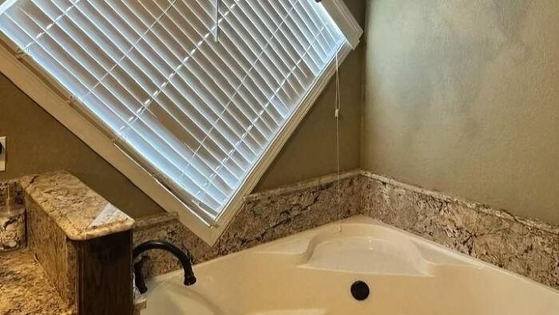 Beberapa orang mencoba menghadirkan desain bangunan unik, namun hasilnya justru membingungkan, dari tangga aneh hingga pintu yang tak menuju ke mana pun.