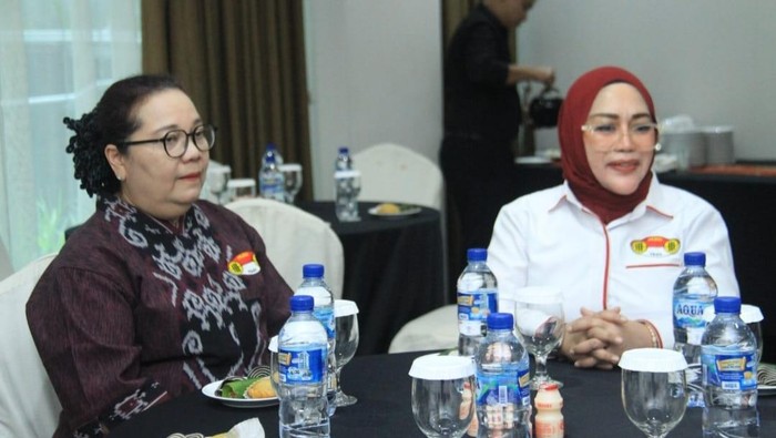 Ketua Pengrov PABSI NTB Karina De Vega (kiri) dan Pengprov Papua Barat Yanti. (Foto: dok.PABSI NTB)