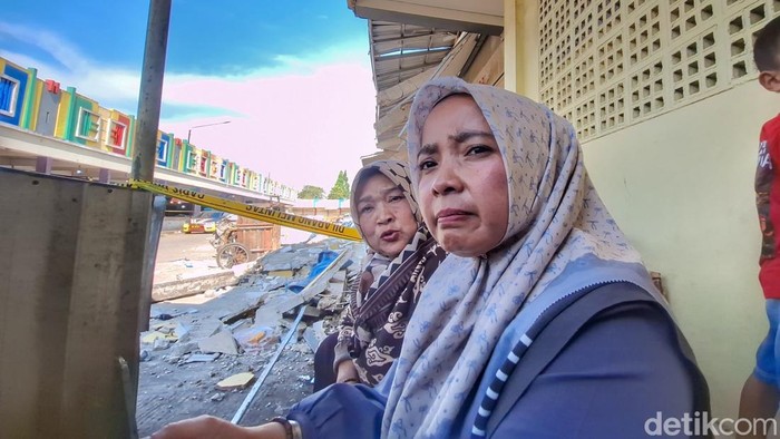 Pedagang Beras, Elis Mia (40) saat berbincang dengan awak media di Pasar Sehat Soreang, Kabupaten Bandung, Senin (16/3/2026).