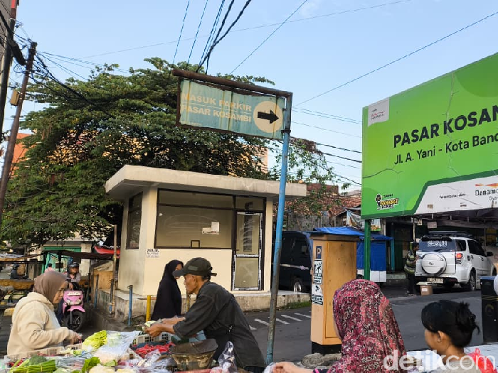 Pedagang sayuran di Pasar Kosambi Bandung.
