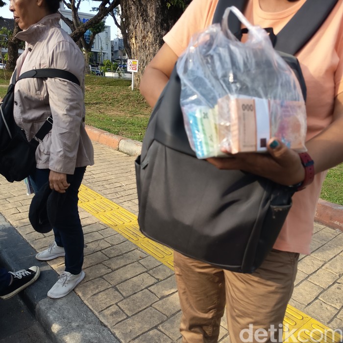 Pedagang tukaran uang baru saat tawarkan pecahan ke warga di kawasan Lapangan Merdeka Medan (Kartika Sari/detikcom)