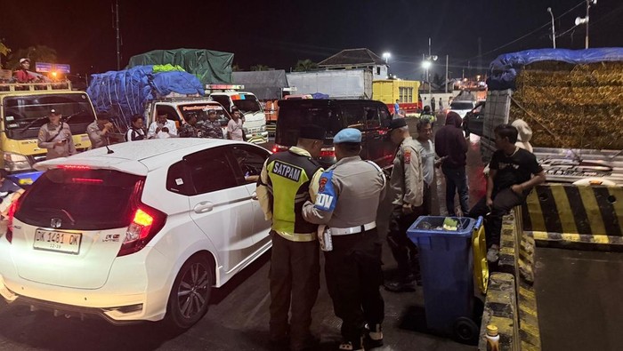 Sopir di Pelabuhan Ketapang protes imbas kebijakan Tiba Bongkar Berangkat (TBB)