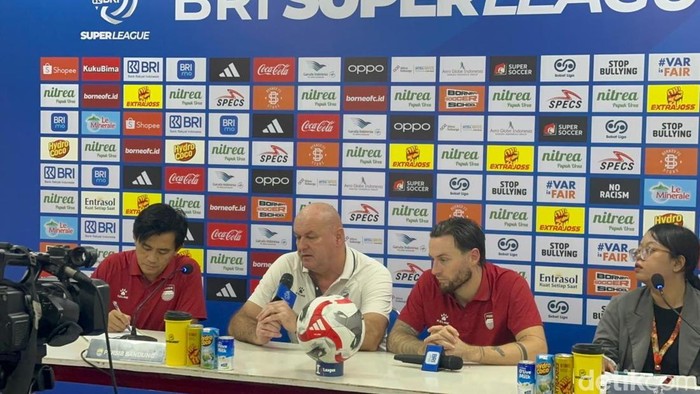 Pelatih Persib Bandung Bojan Hodak bersama gelandang Marc Klok.