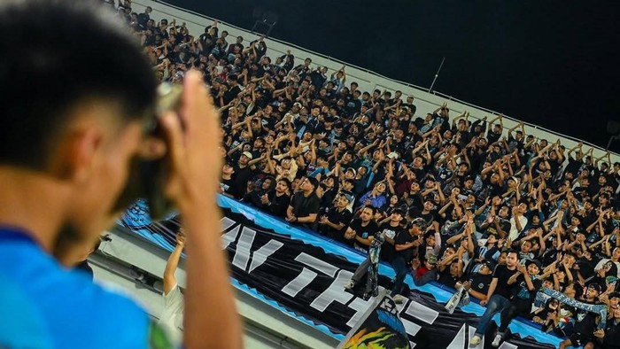 Pemain Persela menghampiri tribun untuk menyapa para suporter
