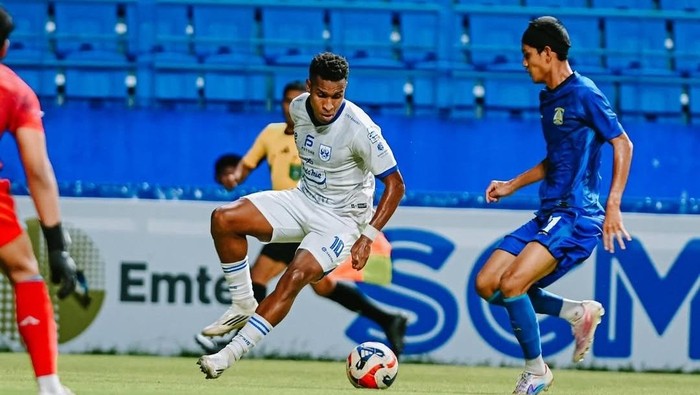 Pemain PSIS asal Brasil, Denilson Rodrigues(putih) dalam laga Championship 2025/2026.