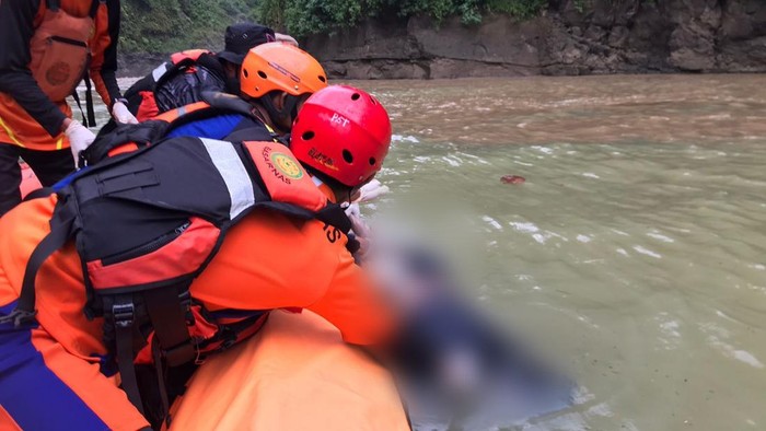 Proses evakuasi pemancing tewas tenggelam di Trenggalek