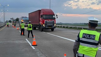 Duh! Masih Ada Truk Melintas saat Pembatasan di Arus Mudik
