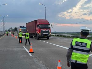 Duh! Masih Ada Truk Melintas saat Pembatasan di Arus Mudik