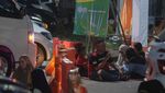 Pemudik Berbuka Puasa di Rest Area KM 338 A Tol Pemalang-Batang