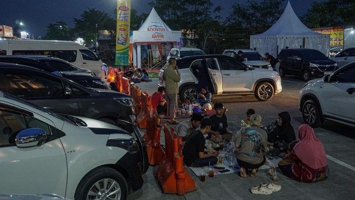 Sejumlah pemudik beristirahat sambil menyantap makanan saat berbuka puasa di Rest Area KM 338 A, ruas Tol Pemalang-Batang di Kabupaten Pekalongan, Jawa Tengah, Senin (16/3/2026). Sejumlah pemudik beristirahat sekaligus berbuka puasa di area tempat istirahat tol terdekat sebelum melanjutkan perjalanan ke tempat tujuannya. ANTARA FOTO/Harviyan Perdana Putra/bar