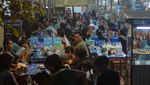Pemudik Berbuka Puasa di Rest Area KM 338 A Tol Pemalang-Batang