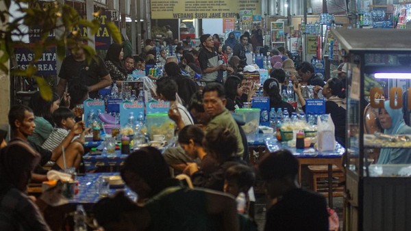 Pemudik Berbuka Puasa di Rest Area KM 338 A Tol Pemalang-Batang