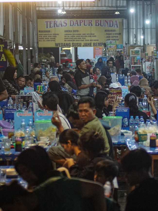 Pemudik Berbuka Puasa di Rest Area KM 338 A Tol Pemalang-Batang