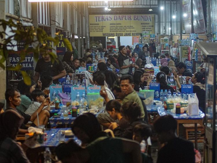 Pemudik Berbuka Puasa di Rest Area KM 338 A Tol Pemalang-Batang