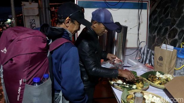 Pemudik bisa ngopi gratis di Pos PAM Cukang Monteng.