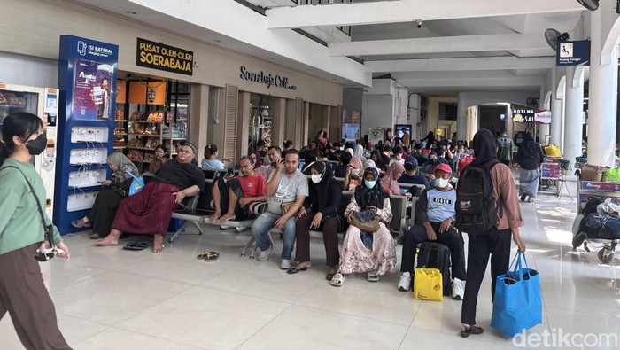 Pemudik dari Stasiun Gubeng Surabaya.