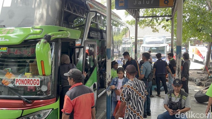 Pemudik di Terminal Purabaya Sidoarjo