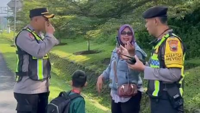 Pemudik kebingungan diturunkan dari bus di Jalan Tol Km 457 Kabupaten Semarang, Senin (16/3/2026).