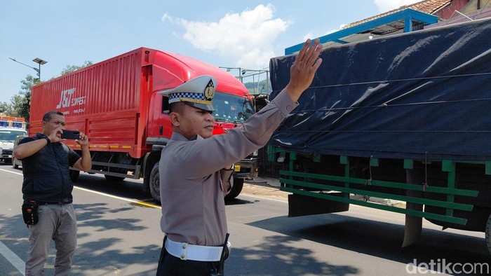 Pemudik mulai memadati jalur mudik di Limbangan, Garut pada H-5 Lebaran 2026