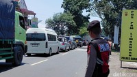 Terjadi antrean kendaraan di depan Pos Pengamanan Mudik GTC Limbangan. Penyebabnya, adalah penyempitan lajur kendaraan dampak aktivitas masyarakat di Pasar Limbangan yang tidak jauh dari lokasi. Ada juga persimpangan jalan yang menjadi biang kerok kemacetan.