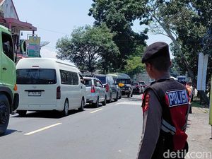 Video: Jalur Limbangan Garut Macet Polisi Berlakukan One Way