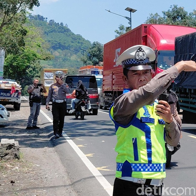 Potret One Way di Jalur Mudik Limbangan Garut