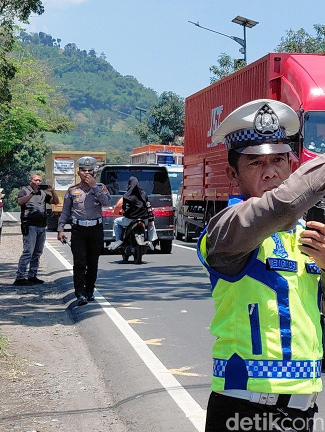 Potret One Way di Jalur Mudik Limbangan Garut
