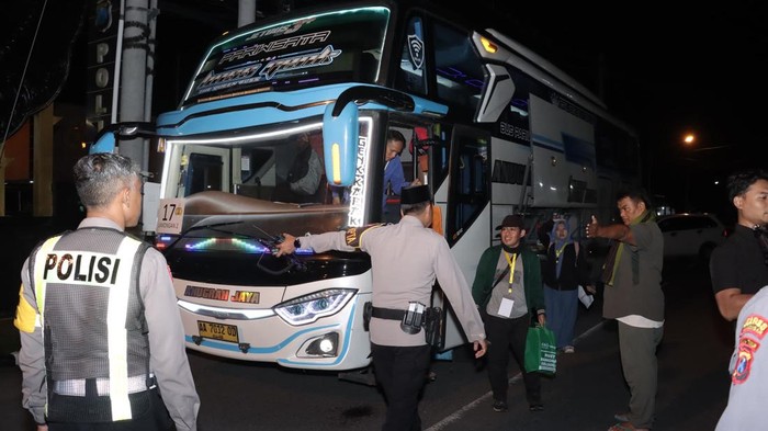 Pemudk program SeruNU Mudik Gratis asal Lamongan disambut anggota kepolisian