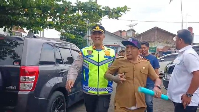 Pengawalan Kades Hoho usai audiensi di Balai Desa Purwasaba, Kecamatan Mandiraja, Kabupaten Banjarnegara, Rabu (11/3/2026).