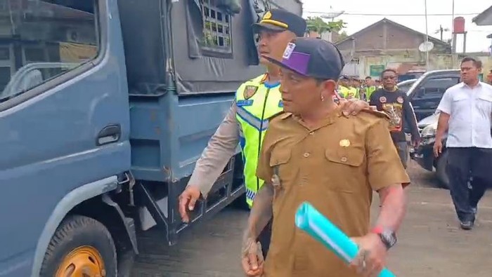 Pengawalan Kades Hoho usai audiensi di Balai Desa Purwasaba, Kecamatan Mandiraja, Kabupaten Banjarnegara, Rabu (11/3/2026).