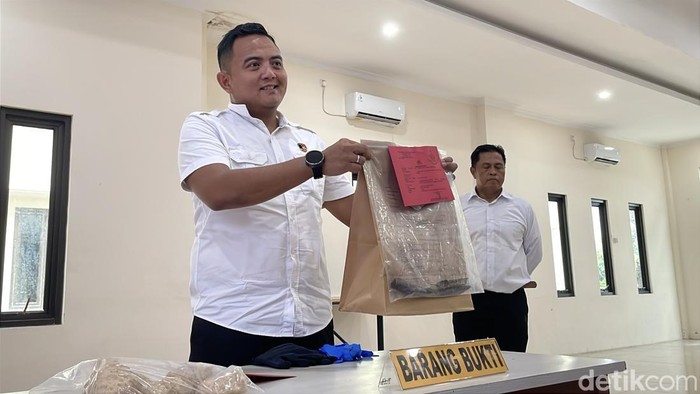 Kasat Reskrim Polresta Pati, Kompol Dika Hadian Widya Wiratama saat memperlihatkan barang bukti di Polresta Pati, Senin (16/3/2026).