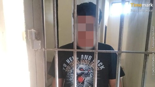 Pelaku penipuan baju ogoh ogoh berinisial Putu AW alias SBY di Buleleng ditahan di rutan Polsek Sawan, Senin (16/3/2026).