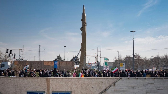 Konflik di Timur Tengah kembali memanas setelah Iran dilaporkan untuk pertama kalinya meluncurkan rudal balistik canggih Sejjil dalam serangan terhadap Israel. Peluncuran rudal tersebut menjadi bagian dari gelombang serangan balasan Iran dalam perang