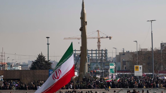 Konflik di Timur Tengah kembali memanas setelah Iran dilaporkan untuk pertama kalinya meluncurkan rudal balistik canggih Sejjil dalam serangan terhadap Israel. Peluncuran rudal tersebut menjadi bagian dari gelombang serangan balasan Iran dalam perang