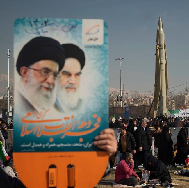 Perang Memanas! Iran Pertama Kali Luncurkan Rudal Sejjil ke Israel